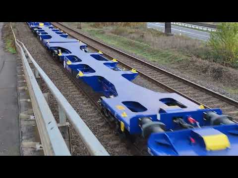 Rheintal in Bewegung: 2 Container Züge und Container Schiff im Clip Typisch Rheintal eben ...