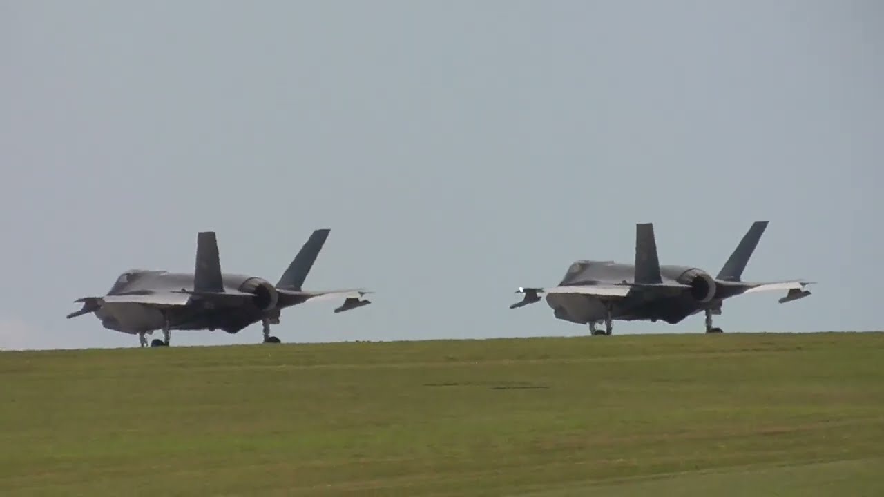 ‎多数の戦闘機が一気に離陸