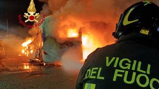 Firenze, l'intervento dei Vigili del Fuoco per spegnere l'incendio nel deposito dei bus di viale ...