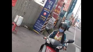 阿姨 我要右轉 為何還要從我右邊直行呢？