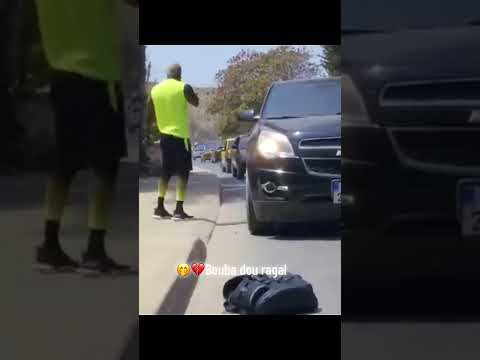 Bouba sent qu’on le suit… mais il est loin d’imaginer qui est derrière lui ! 😂🔥