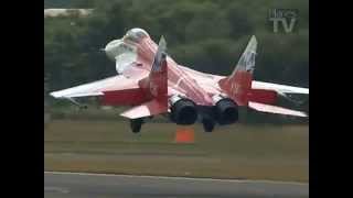 preview picture of video 'MiG-29OVT at Farnborough International Airshow 2006'