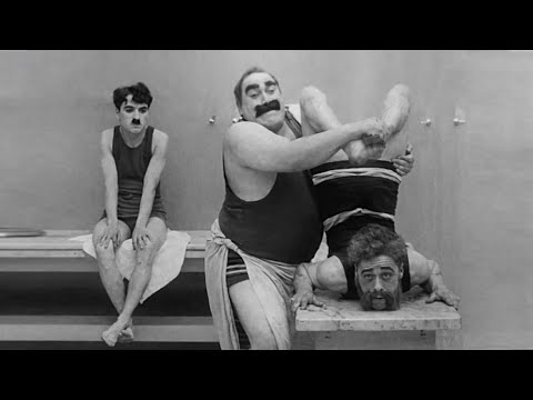 Το λάτσο στον βωβό κινηματογράφο: στο The Cure [Η θεραπεία] (1917) του [[#Charlie Chaplin [Τσάρλι Τσάπλιν]#]], ο μέθυσος λουόμενος εγκλωβίζεται στην περιστρεφόμενη πόρτα του ιαματικού θερέτρου. Το επεισόδιο αναπτύσσεται ως αυτοτελές κωμικό νούμερο, με σαφή αρχή, κλιμάκωση και κατακλείδα, στηριγμένο στην επανάληψη μιας μηχανικής κίνησης και στη σύγκρουση του σώματος με το αντικείμενο: το σκηνικό εξάρτημα λειτουργεί ως συμπαίκτης, όπως στα λάτσι της κομμέντια ντελλ άρτε, και μπορεί να παρεμβληθεί ή να αφαιρεθεί χωρίς να πληγεί η αφηγηματική συνοχή της ταινίας. 