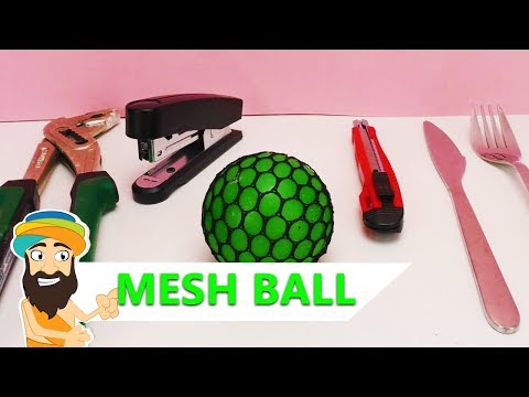 ZANGE, TACKER, MESSER: Was hält ein SQUISHY MESH BALL aus? | Spielzeug Guru