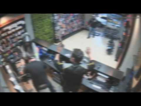 Flagrante: Homem invade loja de celulares em assalto violento em Ibiporã, no PR
