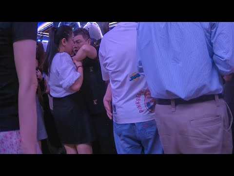 Dancing with a beautiful woman in the ballroom, the dancer is very gentle and the man is very happy