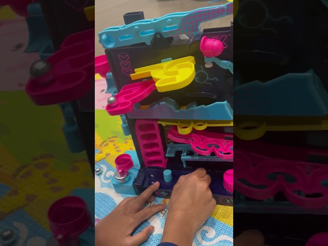 Vídeo relacionado con Screwball Scramble Level Up - Juego de mesa para niños - Carrera de obstáculos con canicas cronometradas - Juguetes de vacaciones y juegos de Navidad - Niños pequeños de 5 años en adelante