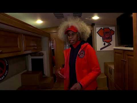 和平移動"：輪子上的反犯罪項目。 ('PeaceMobile': an anti-crime project on wheels)