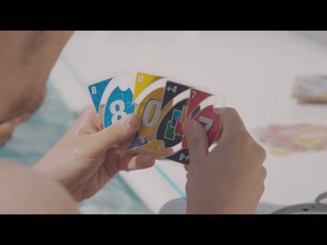 Vídeo relacionado con Mattel Games UNO Serie Icónica: Años 2010, Juego de Cartas para niños +7 años (Mattel GXV52)