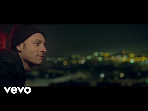 Video per il significato della canzone Quando sono lontano di Clementino