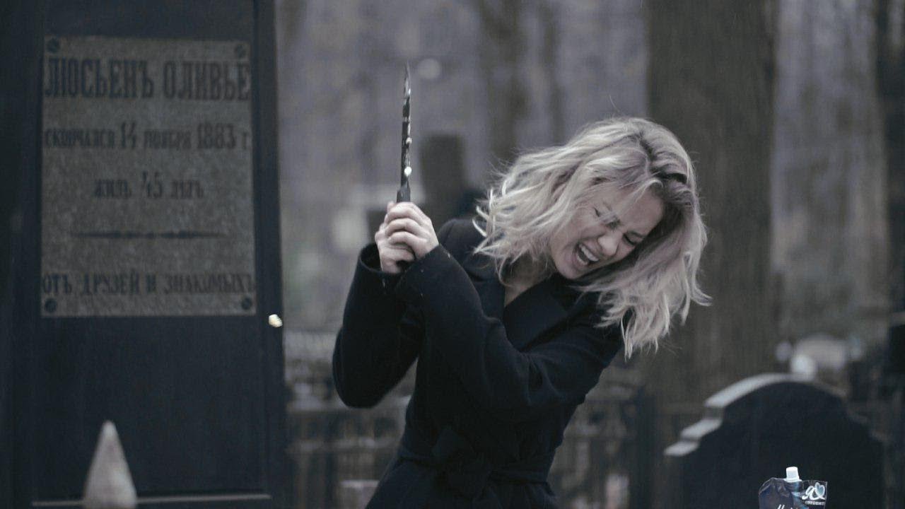 Самая красивая болельщица ЧМ-2018 подвела итоги 2018 года на кладбище