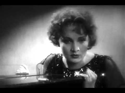 die junge Marlene Dietrich bei einem Vorsingen/screentest 1930 für der Blaue Engel