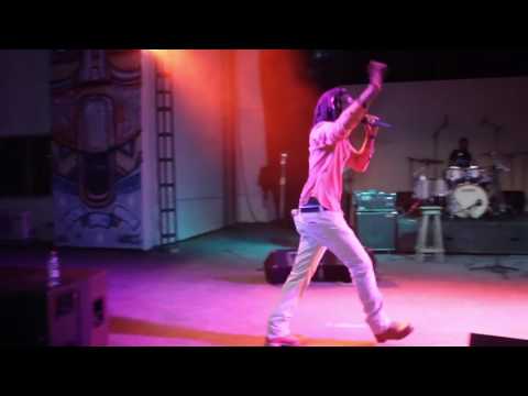 Ova Kila Wise en concert live à l'Alliance Française d'Accra