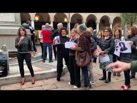 Una ciocca di capelli per le donne iraniane a Varese