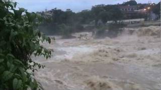 preview picture of video 'Enchente em Cachoeira da Prata - MG rompe a repres'