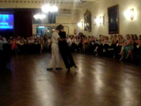 LA ETERNA MILONGA - bailan Salvador y Regina.