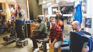 This is amazing! Awesome Street Performers creative Musicians - People Are Amazing