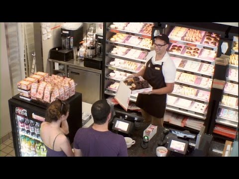 【艾倫秀】超搞笑！艾倫惡搞甜甜圈店員，客人超崩潰！(中英文字幕) (Ellen in Your Ear at Dunkin' Donuts!