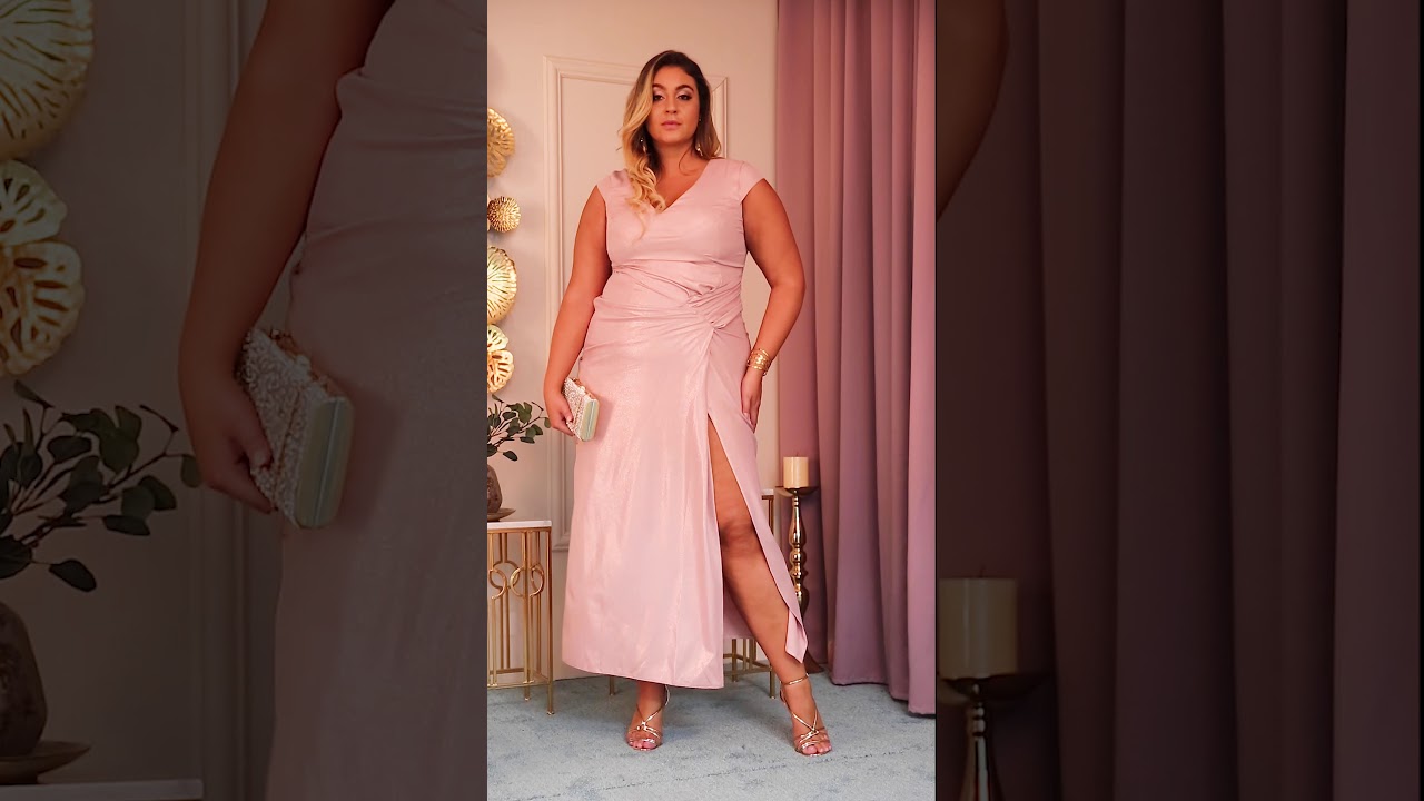 Sukienka Jennifer pudrowy róż Plus Size - długa, błyszcząca z rozcięciem