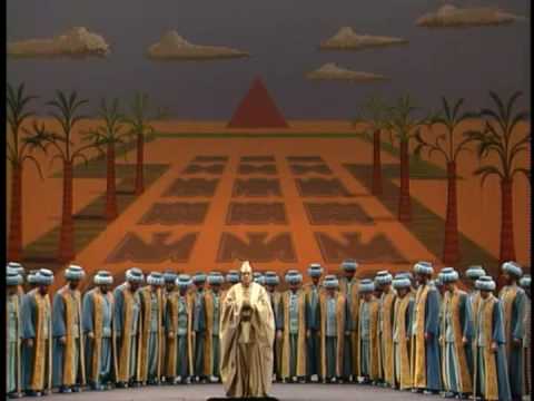 KURT MOLL SIGS MOZART'S ZAUBERFLÖTE TWO ARIAS