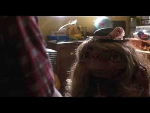 E.T., el extraterrestre(1982) - E.T. aprende a hablar: "E.T., mi casa, teléfono."