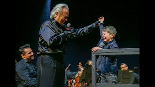 Menino autista de seis anos emociona ao reger orquestra do maestro João Carlos Martins