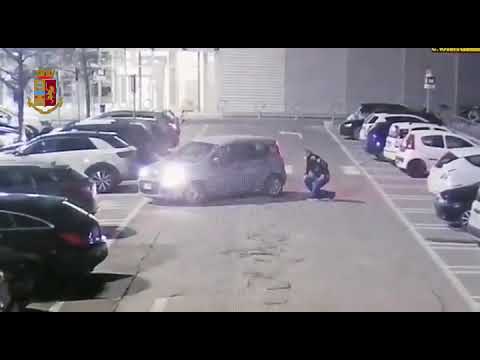 Truffa falso incidente, simula di essere investito nel parcheggio