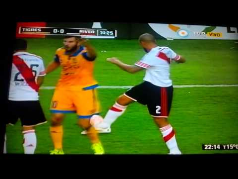 Sucia patada de Jonathan Maidana contra Gignac Tigres vs River Copa Libertadores