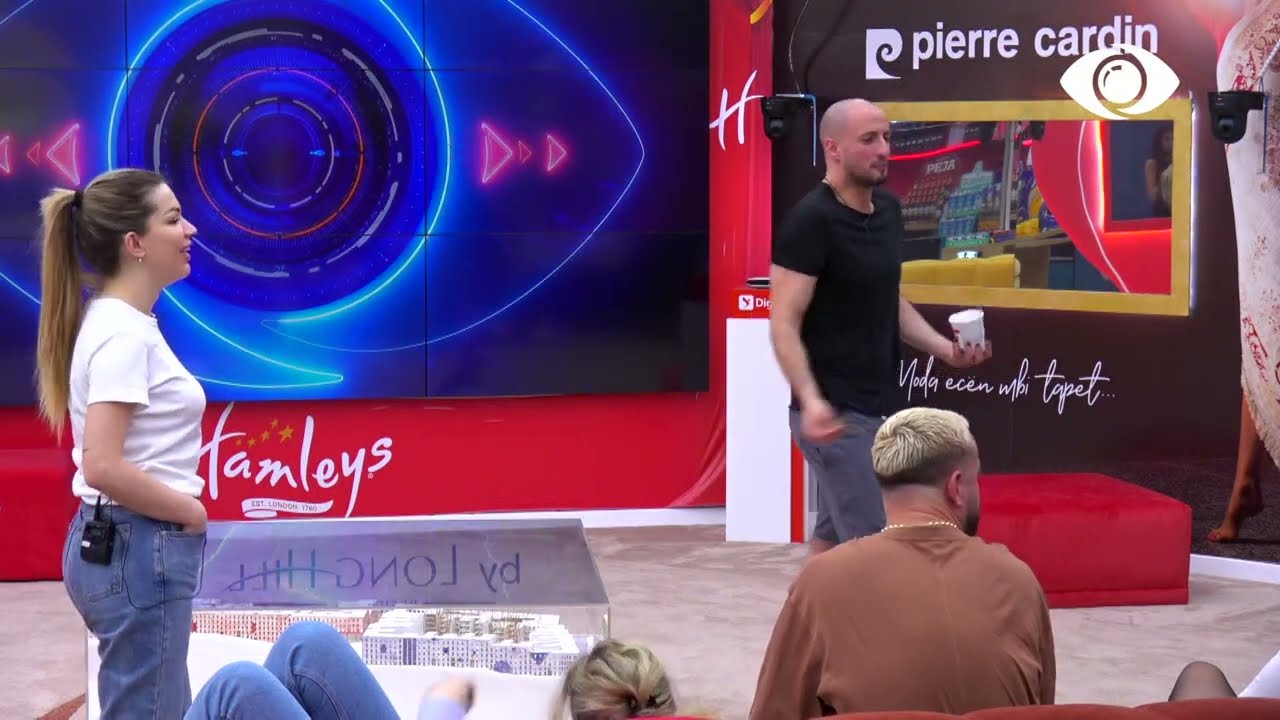 Banorët luajnë në living