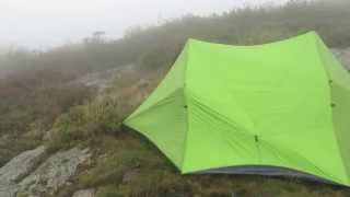 preview picture of video 'Nemo Veda 2p tent, riding out strong winds on Roan Mountain.'