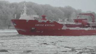 preview picture of video 'Transportschiff (Tanker) im Winter auf dem Nord-Ostsee-Kanal 2010'