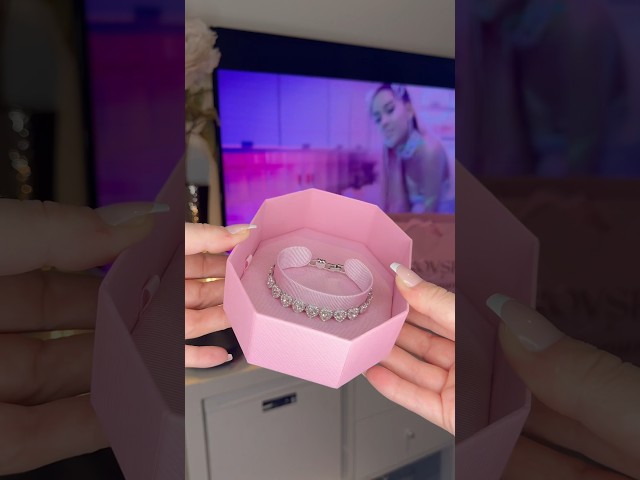 Vídeo relacionado con Swarovski x Ariana Grande Conjunto, Collar y Pendientes, Cada Uno con Cristal en Forma de Corazón y Rodeado por Pavé Transparente, Baño de rodio, Blanco