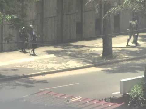 La bataille d'Abidjan fait rage, Gbagbo résiste toujours