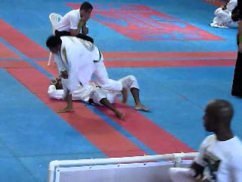 Luta de Douglas Rufino(TRATOR) 1º etapa do Mineirinho 2011