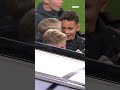 ? Sontje Hansen geeft zijn voetbalschoenen aan ballenjongen ❤️