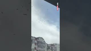 Bitlis’in Ahlat ilçesinde etkili olan hortum çatıları uçurdu