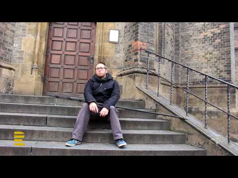 Kacíř Karel Veselý usíná před kostelem u alba papeže Františka