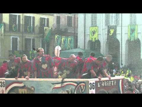 Carnevale di Ivrea -  Il carro Ariete Sacro cuore si ferma.....