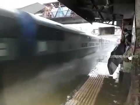 Train splashing water at 120kmph in Mumbai Railwaystation | Extreme Railways