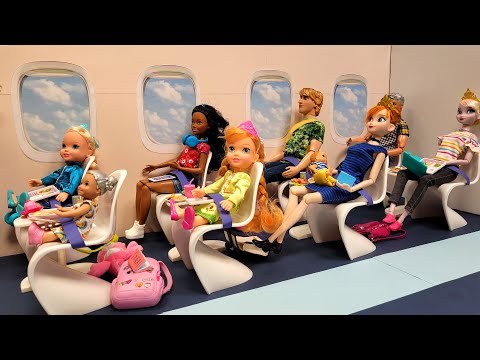 Airplane ! Elsa & Anna toddlers are flying on vacation - airport - Barbie dolls