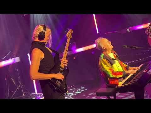 Howard Jones/Nick Beggs-Too Shy-Kajagoogoo Cover-Live In Hamburg November 14th 2022