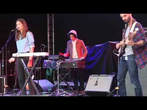 alma jodorowsky des Burning Peacocks joue AVRIL en concert au Musée Picasso