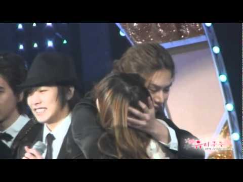 [Fancam] Hugging Taeyeon @ 091210 Golden Disk Awards 2009