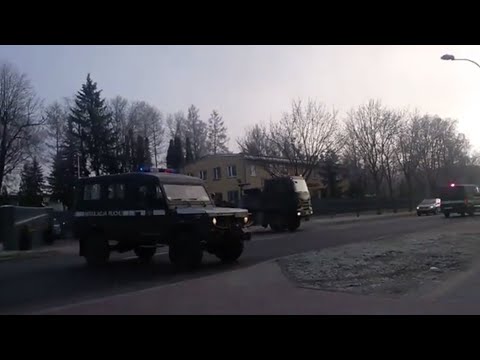 Wojskowa kolumna wyjeżdżająca z Jednostki Wojskowej 