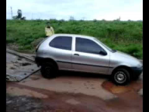 Rua cheia de buracos em Catalão