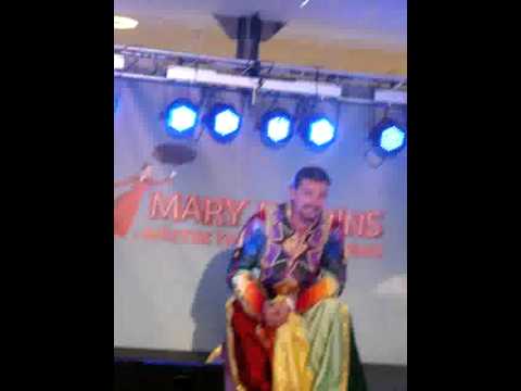 Dušan Vitázek - Brány jsou zamčené (Josef a jeho úžasný pestrobarevný plášť)