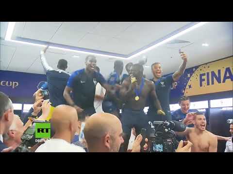 Putin, Kitarovic und Macron feiern mit Champagner Dusche in Weltmeister Kabine