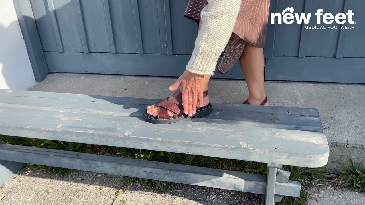 Damesandal med to velcrolukninger og regulerbar hælrem