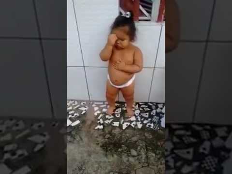 Vídeo engraçado de criança dançando arrocha 🎵🎶