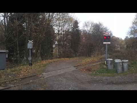 Železniční přejezd AŽD 71 a vlak Os 16880 (ČD 810.482) - Vejprty, 27. 10. 2013